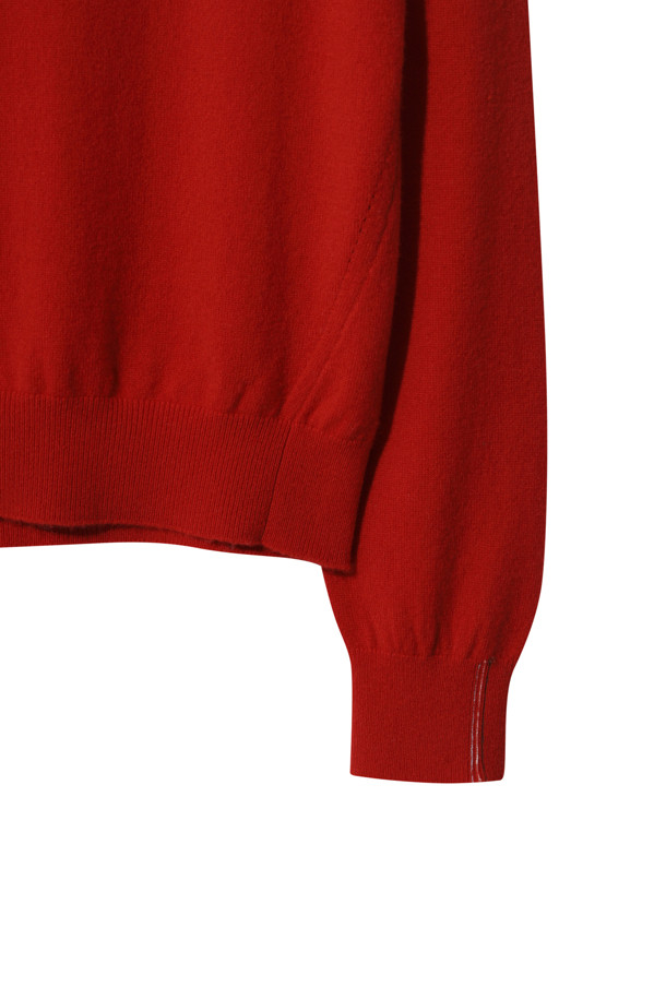 클래식 라운드 스웨터(레드)는 몽골산 캐시미어 100%로 제작되어 부드러운 촉감과 뛰어난 보온성을 자랑합니다. 라운드넥과 긴 소매, 레귤러핏으로 디자인되어 클래식하고 미니멀한 스타일을 연출하며, 일상 및 출근룩, 모임룩에 모두 잘 어울립니다. 크롭 기장에 앞단 사선 스티치 디테일이 돋보이며, 립조직 소매단으로 포인트를 더했습니다. 가벼운 무게감으로 편안하게 착용 가능하며, 겨울철 따뜻함을 선사합니다.
