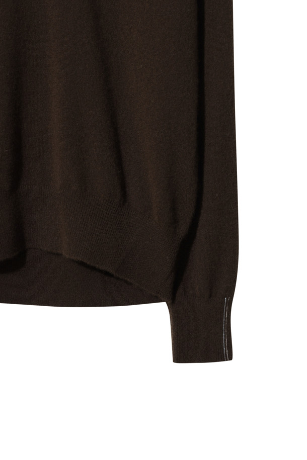 **클래식 브이넥 스웨터 (브라운)**

몽골산 캐시미어 100% 소재로 제작되어 부드러운 촉감과 가벼운 착용감을 선사하는 브라운 컬러의 여성용 브이넥 스웨터입니다. 가을, 겨울 시즌에 어울리는 레귤러 핏의 긴소매 디자인으로, 클래식하고 베이직한 스타일을 연출합니다. 얇은 두께감으로 다양한 이너와 레이어드하여, 출근룩, 오피스룩, 모임룩 등 폭넓은 TPO에 활용 가능합니다. 미니멀한 디자인으로 유행을 타지 않아 오랫동안 즐겨 입을 수 있으며, 캐시미어 특유의 고급스러운 분위기를 더합니다.

