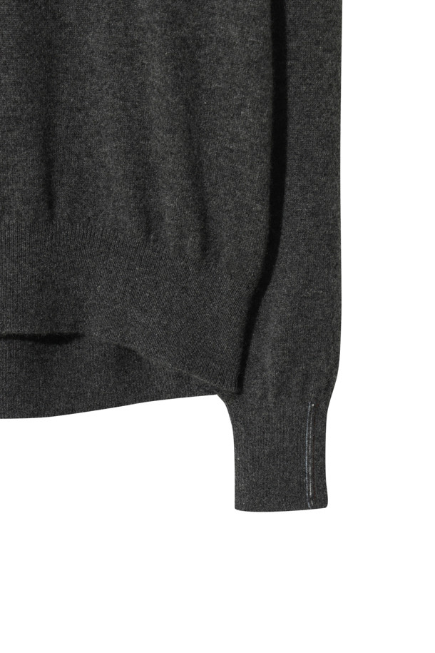 클래식 브이넥 스웨터 (그레이)는 몽골산 캐시미어 100% 소재로 제작되어 부드러운 촉감과 가벼운 착용감을 선사합니다. 가을과 겨울, 일상에서 활용하기 좋은 베이직하고 클래식한 디자인으로, 레귤러핏과 긴 소매 기장으로 편안함을 더했습니다. 얇은 두께감으로 레이어드하여 다양한 스타일을 연출할 수 있으며, 출근룩, 비즈니스 캐주얼, 모임룩 등 TPO에 맞춰 활용 가능합니다. 차콜, 브라운 컬러도 준비되어 있습니다.
