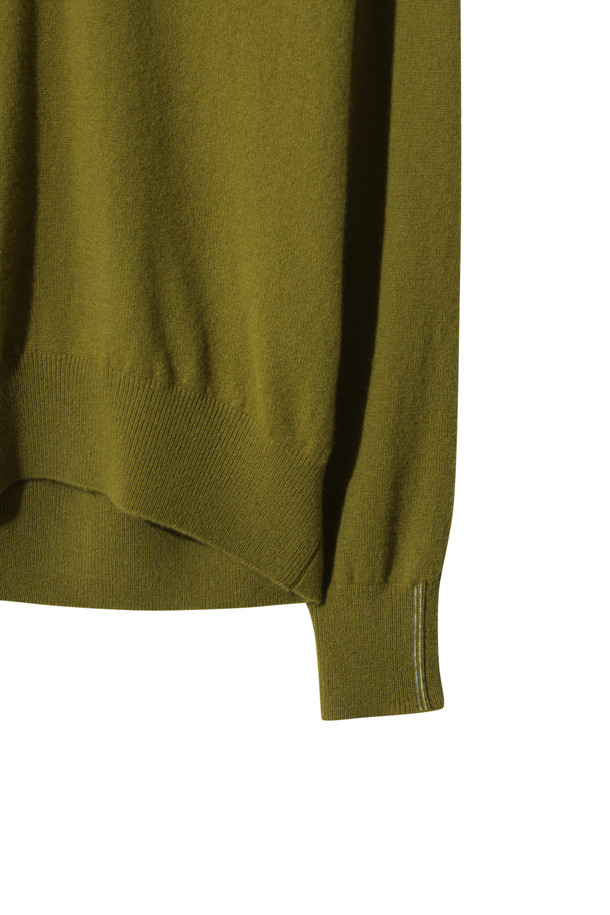 올리브 색상의 클래식 브이넥 스웨터는 가을과 겨울, 당신의 일상과 오피스룩에 우아함을 더해줄 여성 니트입니다. 몽골산 캐시미어 100% 소재로 제작되어 부드러운 촉감과 뛰어난 보온성을 자랑하며, 가벼운 무게감으로 편안한 착용감을 선사합니다. 레귤러핏 디자인과 긴 소매, 무지 패턴이 어우러져 클래식하고 미니멀한 스타일을 연출하며, 레이어드하여 다양한 스타일을 소화할 수 있습니다. 출근룩, 모임룩 등 다양한 TPO에 활용 가능하며, 얇은 두께감으로 간절기에도 부담 없이 즐길 수 있습니다.
