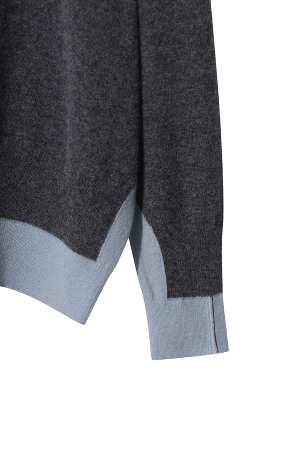 세련된 감각을 더하는 투톤 폴로 스웨터 (Grey)입니다. 몽골산 캐시미어 100% 소재로 제작되어 부드러운 촉감과 뛰어난 보온성을 자랑합니다. 차분한 그레이와 블루 컬러의 조화가 돋보이며, 클래식하고 미니멀한 스타일을 연출합니다. 폴로넥 디자인과 자개 단추 디테일이 고급스러움을 더하며, 레귤러핏으로 편안하게 착용할 수 있습니다. 오피스룩, 출근룩, 모임룩 등 다양한 TPO에 활용하여 세련된 스타일을 완성해 보세요.
