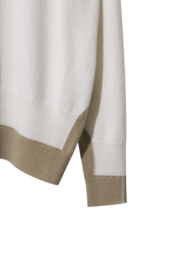 아이보리 투톤 폴로 스웨터는 출근룩과 모임룩에 모두 잘 어울리는 여성 니트입니다. 몽골산 캐시미어 100% 소재로 제작되어 부드러운 촉감과 뛰어난 보온성을 자랑하며, 가을과 겨울에 따뜻하게 착용할 수 있습니다. 베이직하면서도 클래식한 무드를 연출하는 레귤러 핏 디자인에 배색 패턴과 긴소매, 자개 단추 디테일이 더해져 고급스러움을 더했습니다. 두꺼운 두께감으로 포근함을 선사하며, 미니멀하고 세련된 스타일을 완성합니다.
