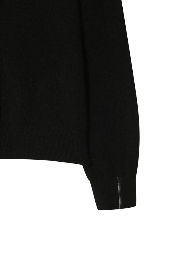 몽골산 캐시미어 100% 소재의 클래식 버튼 가디건(블랙)입니다. 가을과 겨울, 일상에서 착용하기 좋으며, 레귤러 핏과 라운드넥 디자인으로 어떤 스타일에도 잘 어울립니다. 얇은 두께감으로 부드러운 촉감을 선사하며, 보온성을 유지해 줍니다. 출근룩, 오피스룩, 모임룩 등 다양한 TPO에 활용 가능하며, 미니멀하고 시크한 스타일을 연출하기 좋습니다. 소매는 긴 소매이며, 휴대성이 높아 실용적입니다.
