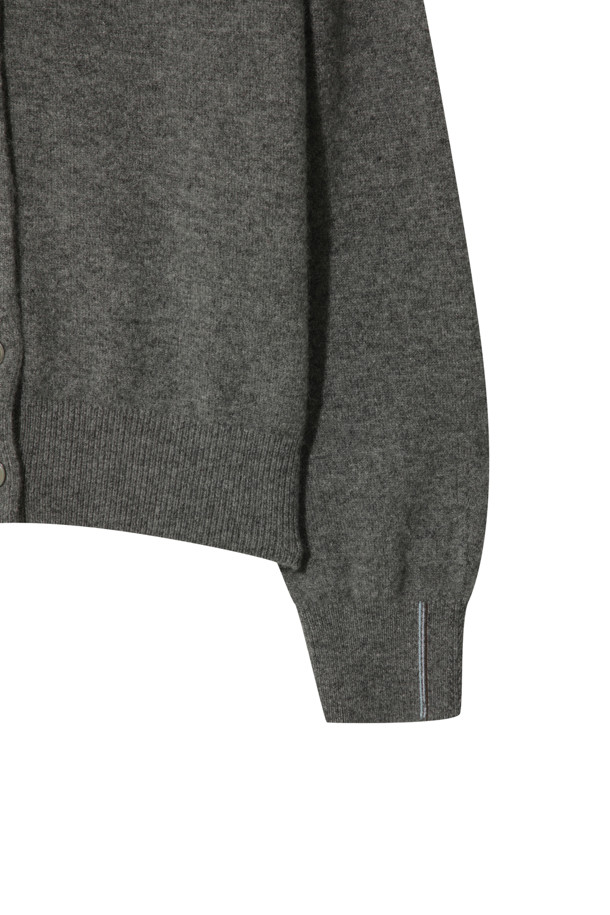 몽골산 캐시미어 100% 소재의 클래식 버튼 가디건입니다. 가볍고 부드러운 촉감으로 가을, 겨울철 따뜻하게 착용할 수 있으며, 일상, 오피스룩, 출근룩, 모임룩 등 다양한 TPO에 활용 가능합니다. 레귤러핏 디자인에 라운드넥으로 제작되었으며, 베이직하고 미니멀한 스타일을 연출합니다. 얇은 두께로 제작되어 휴대성이 높으며, 라운드 스웨터와 셋업으로도 코디할 수 있습니다.
