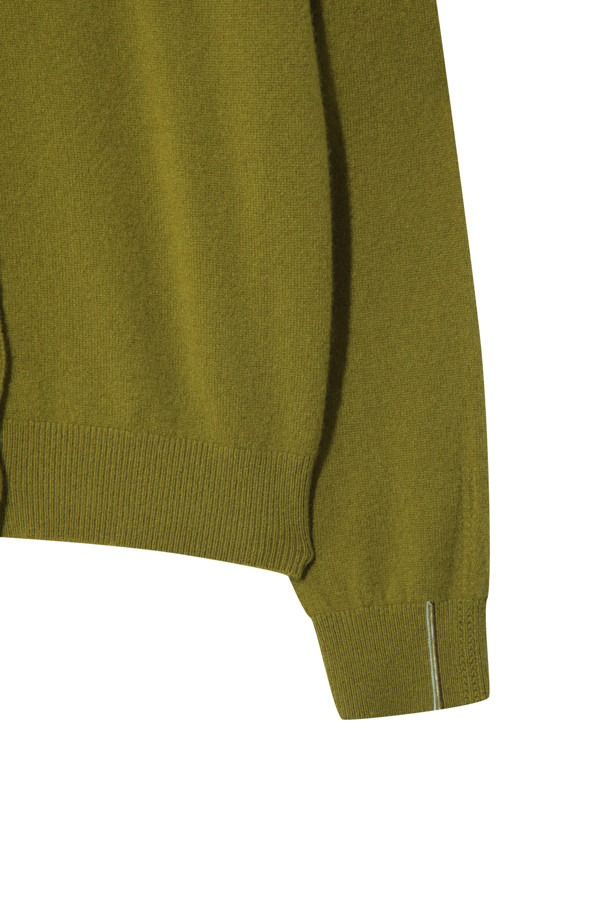 올리브 색상의 클래식 버튼 가디건입니다. 몽골산 캐시미어 100% 소재로 제작되어 부드러운 촉감을 선사하며, 가을과 겨울에 따뜻하게 착용할 수 있습니다. 레귤러 핏에 라운드넥 디자인으로, 일상, 출근룩, 오피스룩 등 다양한 TPO에 활용 가능합니다. 기본에 충실한 베이직하고 클래식한 스타일로, 라운드 스웨터와 셋업하여 연출할 수 있습니다. 얇은 두께로 휴대성이 높습니다.
