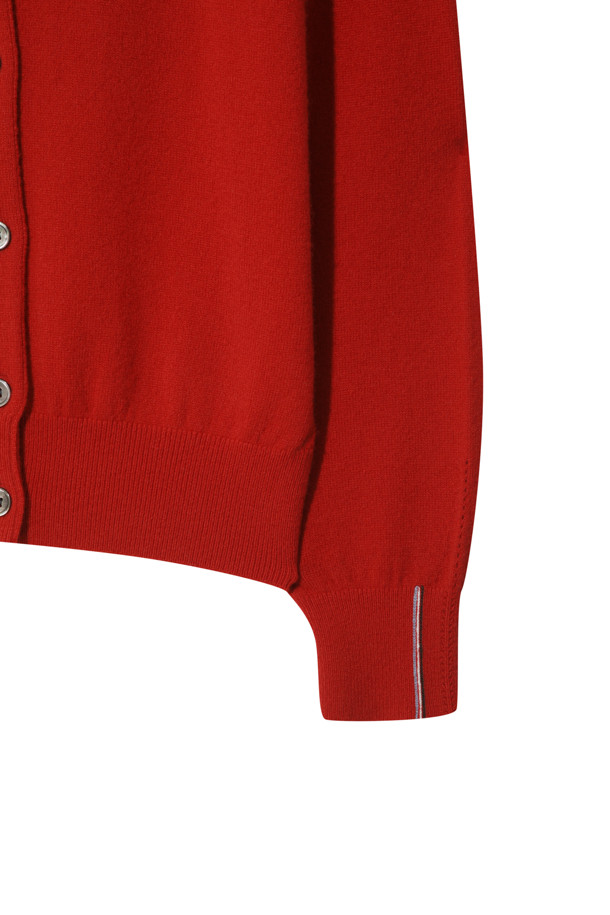 [Re-order] 클래식 버튼 가디건 (레드)는 몽골산 캐시미어 100% 소재로 제작되어 부드러운 촉감을 자랑하며, 가을과 겨울에 따뜻하게 착용할 수 있습니다. 라운드넥 디자인에 레귤러핏으로 제작되어 베이직하고 클래식한 스타일을 연출하며, 버튼 여밈 방식으로 간편하게 착용 가능합니다. 얇은 두께감으로 휴대성이 뛰어나며, 다양한 이너와 레이어드하여 오피스룩, 출근룩, 모임룩 등 TPO에 맞춰 활용할 수 있습니다. 라운드 스웨터와 셋업으로도 연출하여 미니멀한 스타일을 완성할 수 있습니다.
