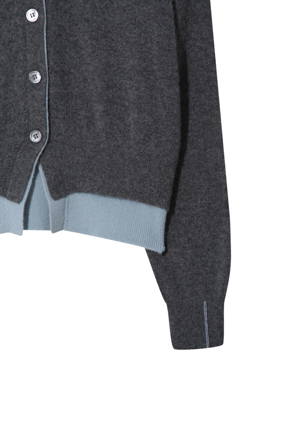 **투톤 가디건 (그레이)**는 부드러운 촉감의 몽골산 캐시미어 100% 소재로 제작되어 가을과 겨울, 따뜻하고 포근하게 착용하기 좋습니다. 미니멀하고 베이직한 디자인으로 출근룩, 모임룩 등 다양한 TPO에 활용할 수 있으며, 레귤러 핏과 긴소매 기장으로 어떤 스타일에도 잘 어울립니다. 넥라인과 밑단의 투톤 컬러 배색이 은은한 포인트를 더하며, 얇은 두께감으로 레이어드하여 더욱 다채로운 스타일링을 연출할 수 있습니다. 가벼운 무게감으로 편안하게 착용 가능하며, 부드러운 캐시미어 소재가 고급스러운 분위기를 선사합니다.
