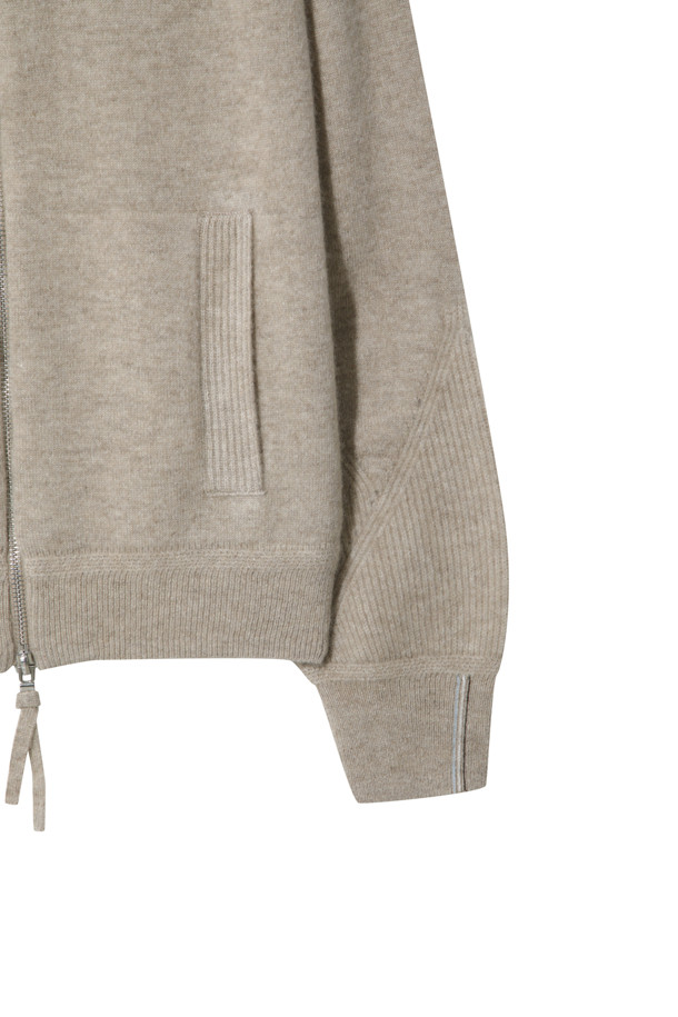 몽골산 캐시미어 100% 소재의 후드 가디건(베이지)입니다. 부드러운 촉감과 보온성을 갖춘 두꺼운 두께감으로 가을, 겨울철 따뜻하게 착용하기 좋습니다. 집업 스타일로 간편하게 입고 벗을 수 있으며, 베이직하고 캐주얼한 무드를 연출합니다. 넉넉한 후드 크기와 소매단 하찌조직 포인트, 브랜드 로고가 각인된 지퍼 디테일이 돋보입니다. 일상룩, 집콕룩, 산책룩 등 다양한 TPO에 캐주얼, 미니멀, 클래식 스타일로 활용하기 좋습니다.
