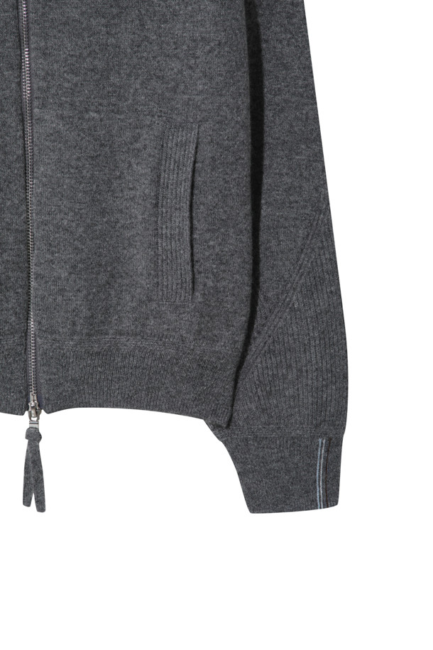 몽골산 캐시미어 100%로 제작되어 부드러운 촉감이 특징인 후드 카디건 (그레이)입니다. 긴 소매와 레귤러 핏으로 편안한 착용감을 선사하며, 두꺼운 두께감으로 가을, 겨울철 보온성을 높였습니다. 넉넉한 후드 크기와 소매단 하찌조직 포인트 디테일이 돋보이며, 브랜드 로고가 각인된 지퍼로 고급스러움을 더했습니다. 집콕룩, 산책룩, 출근룩 등 다양한 TPO에 캐주얼, 미니멀, 클래식 스타일로 활용하기 좋습니다.
