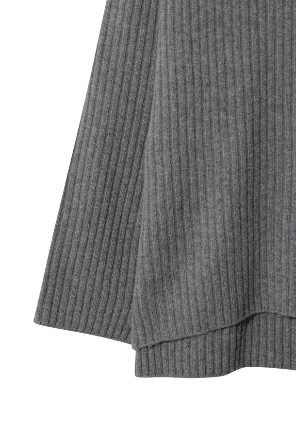 캐시미어와 양모 혼방으로 제작되어 부드러운 촉감을 자랑하는 그레이 컬러의 청키 스웨터입니다. 
라운드넥 디자인에 루즈핏으로 편안하게 착용 가능하며, 가을 겨울 시즌 데일리룩, 집콕룩, 카페룩 등 다양한 TPO에 활용하기 좋습니다. 
케이블 패턴과 와이드한 소매단, 둥근 밑단이 특징이며, 앞뒤 기장 차이로 포인트를 더했습니다. 
두꺼운 두께감으로 따뜻함을 유지하며, 베이직하면서도 캐주얼하고 클래식한 스타일을 연출합니다. 
긴 소매 기장으로 포근함을 더해 겨울철 필수 아이템으로 활용하기 좋습니다.