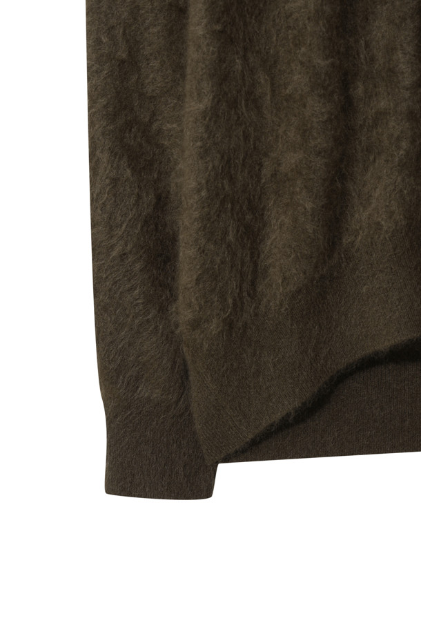 부드러운 촉감의 헤어리 캐시미어 스웨터 (브라운)입니다. 두꺼운 두께감으로 가을, 겨울 시즌 따뜻하게 착용할 수 있으며, 루즈핏과 브이넥 디자인으로 편안하면서도 세련된 스타일을 연출합니다. 베이직한 무드의 무지 디자인은 클래식, 미니멀, 캐주얼 등 다양한 스타일과 쉽게 매치할 수 있습니다. 브러싱 처리와 기모감으로 풍성한 텍스처를 더해 포근한 느낌을 선사하며, 겨울 데일리룩, 집콕룩, 카페룩 등 폭넓게 활용할 수 있습니다. 긴 소매 기장의 여성 니트/스웨터입니다.
