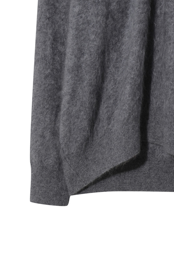 다크 그레이 컬러의 헤어리 캐시미어 스웨터입니다. 브러싱 처리된 텍스처로 고급스러운 외관과 부드러운 촉감을 선사하며, 두꺼운 두께감으로 겨울철에도 따뜻하게 착용 가능합니다. 루즈핏과 브이넥 디자인으로 편안하면서도 세련된 스타일을 연출하며, 베이직하고 클래식한 무드로 다양한 룩에 활용하기 좋습니다. 캐시미어 소재 특유의 포근함과 기모감으로 민감한 피부에도 자극 없이 데일리룩, 모임룩, 카페룩 등 다방면으로 활용 가능합니다.
