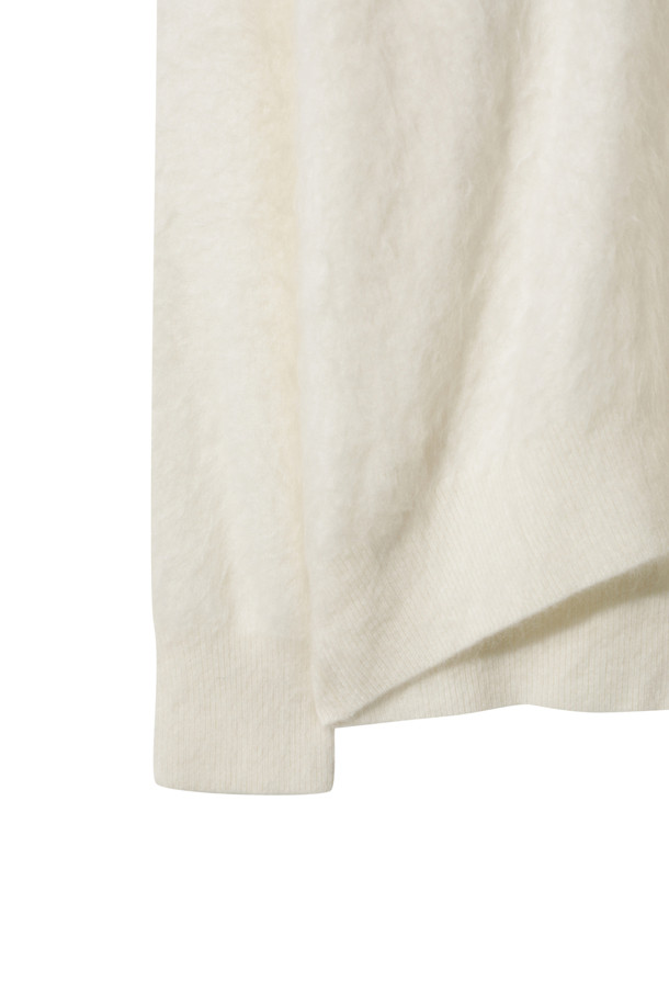 아이보리 컬러의 헤어리 캐시미어 스웨터입니다. 부드러운 촉감의 캐시미어 소재와 브러싱 처리, 기모감으로 포근하고 풍성한 텍스처를 선사합니다. 여유로운 핏과 브이넥 디자인으로 편안하면서도 세련된 스타일을 연출할 수 있습니다. 가을, 겨울 시즌에 어울리는 두꺼운 두께감과 긴 소매 기장으로 따뜻하게 착용 가능하며, 출근룩과 모임룩, 클래식, 미니멀 스타일 모두 소화 가능한 베이직 아이템입니다.
