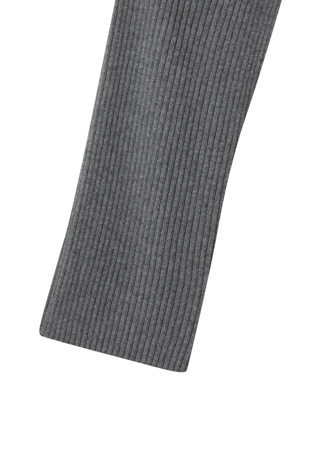 와이드 슬리브 볼레로 (그레이)는 캐시미어와 울 혼방 소재로 제작되어 부드러운 촉감과 두꺼운 두께감으로 가을, 겨울 시즌에 따뜻하게 착용하기 좋습니다. 루즈핏의 라운드넥 디자인에 와이드 슬리브, 사선 디테일, 짧은 기장이 더해져 미니멀하면서도 세련된 무드를 연출합니다. 무지 디자인으로 어떤 옷에도 쉽게 매치할 수 있으며, 탄탄한 짜임으로 레이어드하여 다양한 스타일을 연출할 수 있습니다. 데일리룩, 모임룩, 카페룩 등 TPO에 구애받지 않고 미니멀, 클래식, 캐주얼 스타일을 모두 소화할 수 있는 활용도 높은 아이템입니다.
