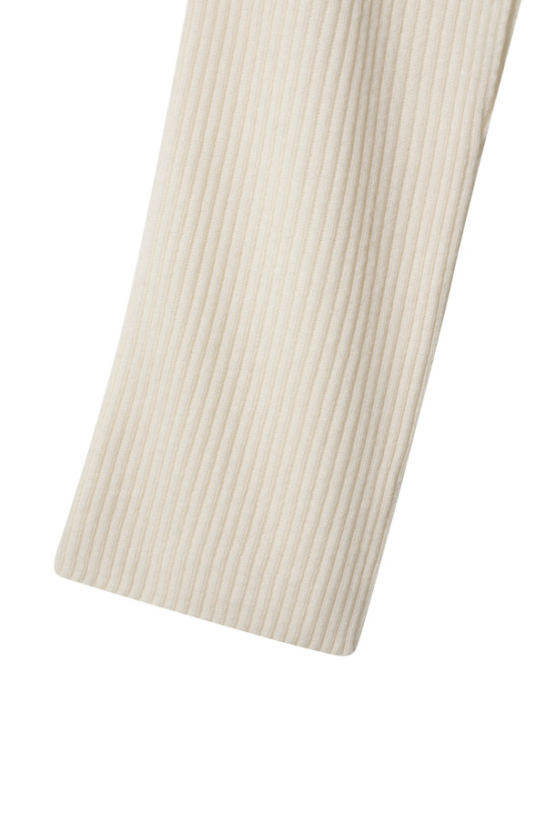 아이보리 와이드 슬리브 볼레로입니다. 캐시미어와 울 혼방 소재로 제작되어 부드러운 촉감과 따뜻함을 선사하며, 가을, 겨울 시즌에 착용하기 좋습니다. 라운드넥에 루즈핏 디자인으로 편안하면서도 엘레강스한 무드를 연출합니다. 와이드 슬리브와 사선 디테일이 돋보이며, 크롭 기장으로 다양한 스타일링에 활용할 수 있습니다. 데이트룩, 모임룩, 출근룩 등 TPO에 맞춰 클래식, 미니멀, 시크한 스타일을 연출해보세요.
