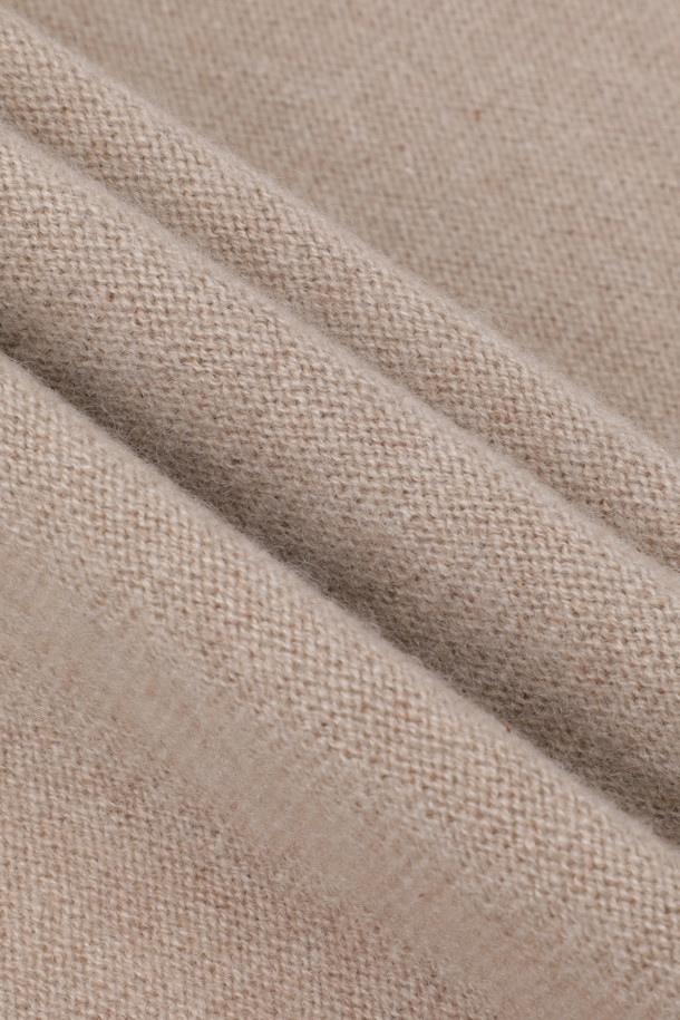 베이지 색상의 Triangle 머플러입니다. 몽골산 캐시미어 100% 소재로 제작되어 부드러운 촉감과 뛰어난 보온성을 제공하며, 가을, 겨울철에 착용하기 좋습니다. 얇은 두께로 휴대성이 용이하며, 숄 스타일로도 연출할 수 있습니다. 베이직한 디자인과 무지 패턴으로 다양한 스타일의 의상에 두루 잘 어울립니다. 넉넉한 사이즈로 포근하게 감싸주어 따뜻함을 더해줍니다.
