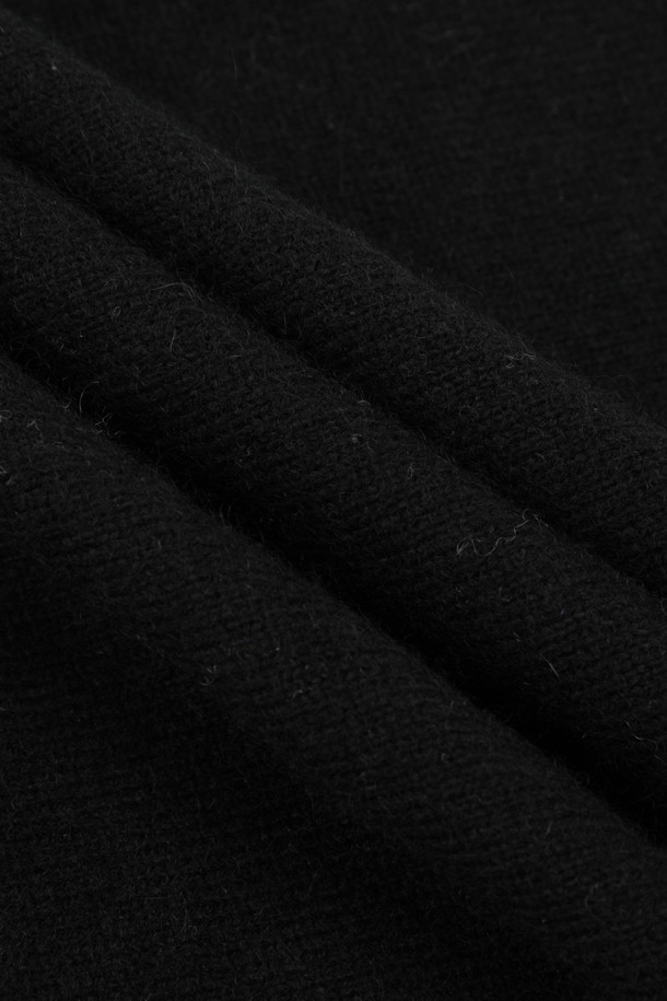 몽골산 캐시미어 100%로 제작된 Triangle 머플러(블랙)입니다. 가을, 겨울철 보온성을 책임지는 부드러운 촉감의 얇은 두께로, 숄처럼 활용 가능한 넉넉한 사이즈가 특징입니다. 베이직한 디자인과 무지 패턴은 클래식, 미니멀, 캐주얼 등 다양한 스타일 연출에 용이하며, 출근룩과 모임룩에 모두 잘 어울립니다. 가볍게 걸쳐 포근함을 더해보세요.
