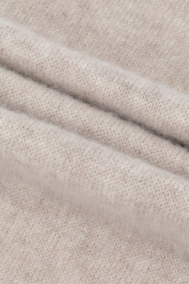 캐시미어 쁘띠 머플러 (라이트 베이지)는 가을과 겨울, 미니멀하고 클래식한 스타일을 연출하기에 적합합니다. 부드러운 캐시미어 소재에 도톰한 두께감으로 보온성을 높였으며, 이중직으로 제작되어 탄탄한 내구성을 자랑합니다. 숏한 기장감과 홀 트임 디자인으로 휴대성이 뛰어나며, 출근룩이나 모임룩에 포인트를 더할 수 있습니다. 무지 디자인의 라이트 베이지 컬러는 어떤 옷에도 잘 어울려 데일리 머플러로 활용하기 좋습니다. 
