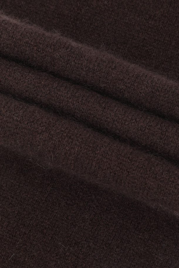 캐시미어 쁘띠 머플러 (브라운)는 부드러운 촉감과 뛰어난 보온성을 제공하는 겨울철 필수 아이템입니다. 이중직 편직으로 제작되어 두꺼우면서도 포근하며, 숏한 기장감과 홀 트임 디자인으로 세련된 스타일을 연출합니다. 출근룩과 모임룩에 미니멀하고 클래식한, 혹은 캐주얼한 무드를 더해주는 활용도 높은 머플러입니다. 무지 디자인으로 어떤 스타일에도 잘 어울리며, 휴대성이 높아 언제 어디서든 따뜻함을 유지할 수 있습니다. 가을, 겨울 시즌 데일리 머플러로 추천합니다.
