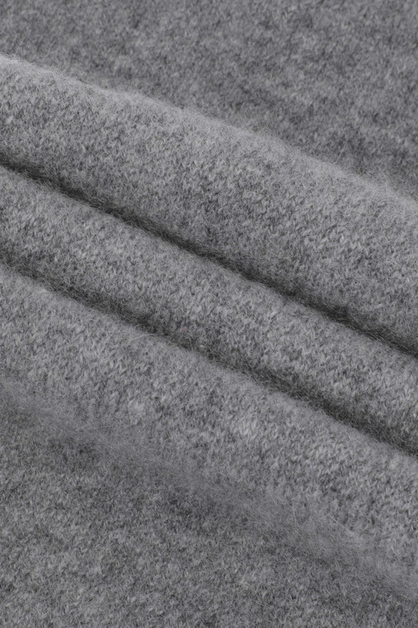 캐시미어 쁘띠 머플러 (그레이)는 부드러운 촉감의 캐시미어 소재로 제작되어 가을, 겨울철 보온성을 높여주는 머플러입니다. 미니멀한 스타일과 무지의 디자인으로 다양한 룩에 매치하기 용이하며, 남녀 공용으로 착용 가능합니다. 두꺼운 두께감의 이중직 편직으로 제작되었으며, 숏한 기장감과 홀 트임 디자인으로 포인트를 더했습니다. 작고 가벼워 휴대성이 뛰어나며, 일상에서 데일리하게 활용하기 좋습니다.
