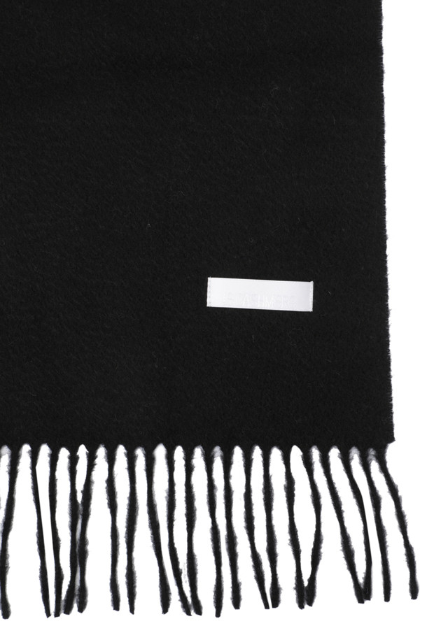 캐시미어 클래식 머플러 (블랙)는 겨울철 데일리룩에 완벽한 부드러움을 선사합니다. 남녀 모두 착용 가능하며, 얇은 두께와 지블링 가공으로 섬세한 촉감을 자랑합니다. 164cm 길이의 무지 디자인에 프린지 장식으로 클래식하고 모던한 스타일을 연출합니다. 보온 기능에 충실하여 추운 날씨에도 따뜻하게 사용할 수 있습니다. 부드러운 캐시미어 소재는 고급스러운 분위기를 더합니다.
