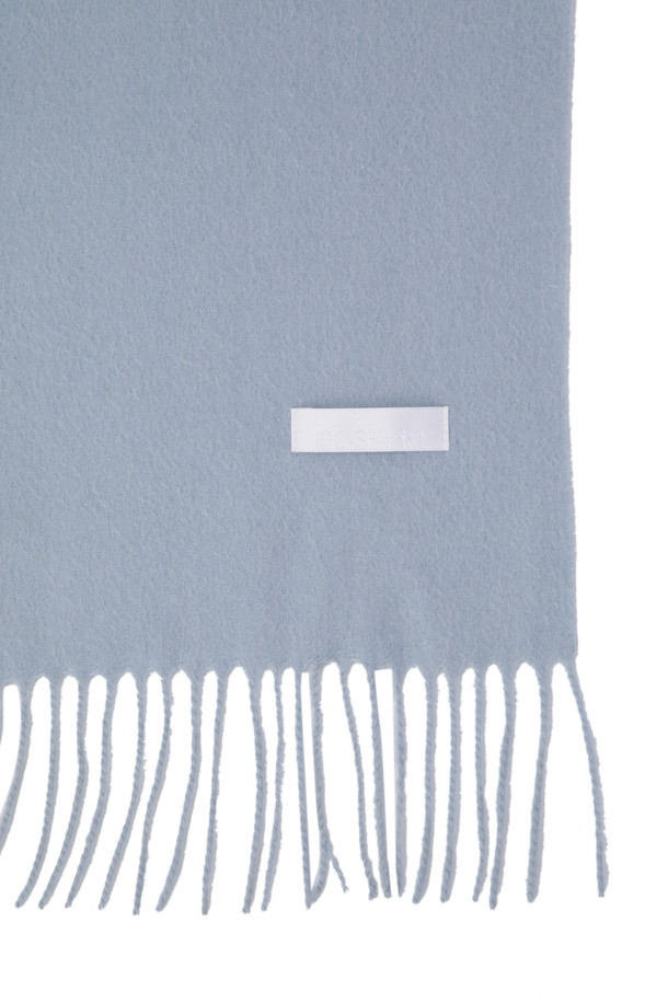 [Re-order] 캐시미어 클래식 머플러 (블루)는 남녀 모두 착용 가능한 머플러/스카프입니다. 부드러운 캐시미어 소재로 제작되어 겨울철 보온성을 높여주며, 164cm의 넉넉한 기장과 지블링 기법으로 고급스러움을 더했습니다. 무지 디자인에 프린지 장식이 더해져 클래식하면서도 모던한 스타일을 연출하며, 출근룩, 모임룩, 데이트룩 등 다양한 TPO에 활용하기 좋습니다. 가벼운 무게감으로 편안한 착용감을 선사하는 이 머플러는 미니멀, 시크 스타일에 잘 어울립니다.
