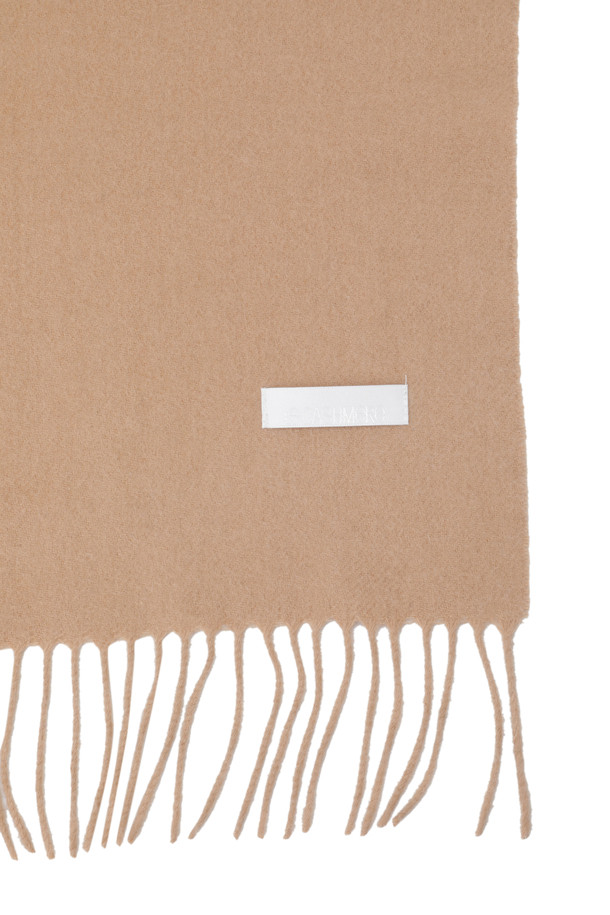 캐시미어 클래식 머플러 (Camel)는 부드러운 촉감과 뛰어난 보온성을 자랑하는 겨울철 필수 아이템입니다. 지블링 기법으로 제작되어 은은한 광택과 고급스러움을 더했으며, 164cm의 넉넉한 기장으로 다양한 스타일 연출이 가능합니다. 클래식하고 모던한 디자인으로 남녀 모두에게 잘 어울리며, 겨울 데일리룩에 따뜻함과 세련됨을 더해줍니다. 부드러운 캐시미어 소재는 편안한 착용감을 선사합니다.
