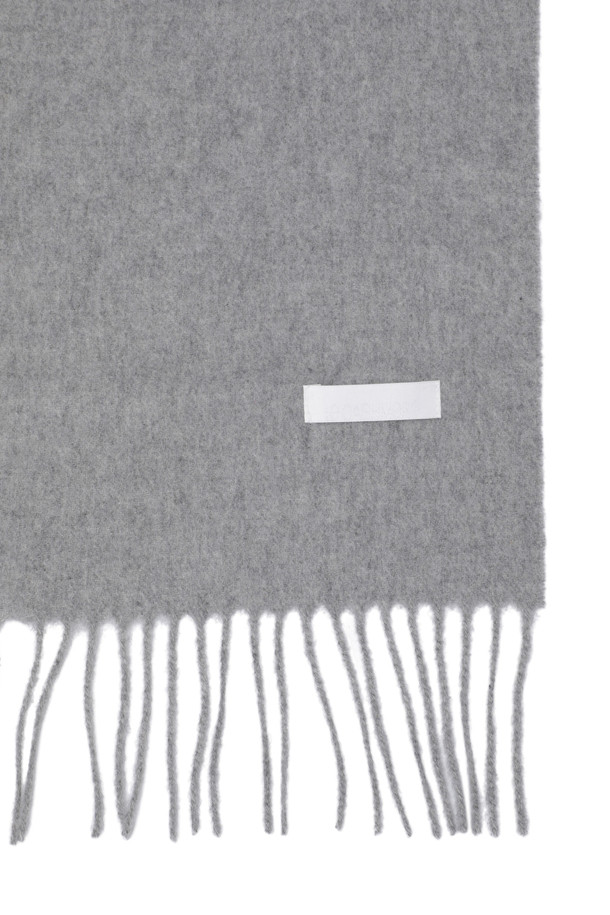 캐시미어 클래식 머플러 (그레이)는 부드러운 촉감과 가벼운 무게감으로 편안한 착용감을 선사합니다. 얇은 두께감으로 겨울철 보온성을 유지하며, 164cm의 넉넉한 기장감과 프린지 디자인으로 포인트를 더했습니다. 지블링 기법을 적용하여 고급스러운 외관을 자랑하며, 클래식하고 모던한 스타일을 연출할 수 있습니다. 겨울 데일리룩, 모임룩에 톤온톤 코디로 미니멀하게 스타일링하기 좋습니다.
