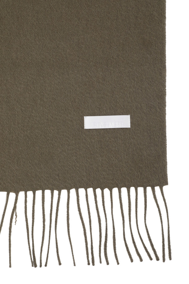 캐시미어 클래식 머플러 (올리브)는 부드러운 촉감과 뛰어난 보온성을 자랑하는 겨울철 필수 아이템입니다. 164cm의 넉넉한 기장감으로 다양한 스타일 연출이 가능하며, 지블링 기법을 통해 고급스러운 분위기를 더했습니다. 올리브 컬러의 무지 디자인으로 클래식하고 미니멀한 룩을 완성하며, 가벼운 무게감으로 편안하게 착용할 수 있습니다. 겨울 데일리룩에 우아함을 더해줄 캐시미어 머플러를 만나보세요.
