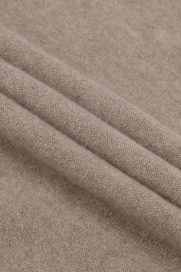 몽골산 캐시미어 100% 소재의 베이지색 캐시미어 와이드 숄입니다. 가을, 겨울 시즌에 어울리는 부드러운 촉감과 얇은 두께로 제작되어, 일상과 여행 시 가볍게 착용하기 좋습니다. 70cm x 200cm의 넉넉한 사이즈로 다양한 스타일 연출이 가능하며, 휴대성이 뛰어나 실용적입니다. 베이직하고 클래식한 디자인으로 유행을 타지 않고 오래도록 활용할 수 있으며, 여행룩과 휴가룩, 미니멀하고 클래식한 스타일을 즐기는 분들께 추천합니다.
