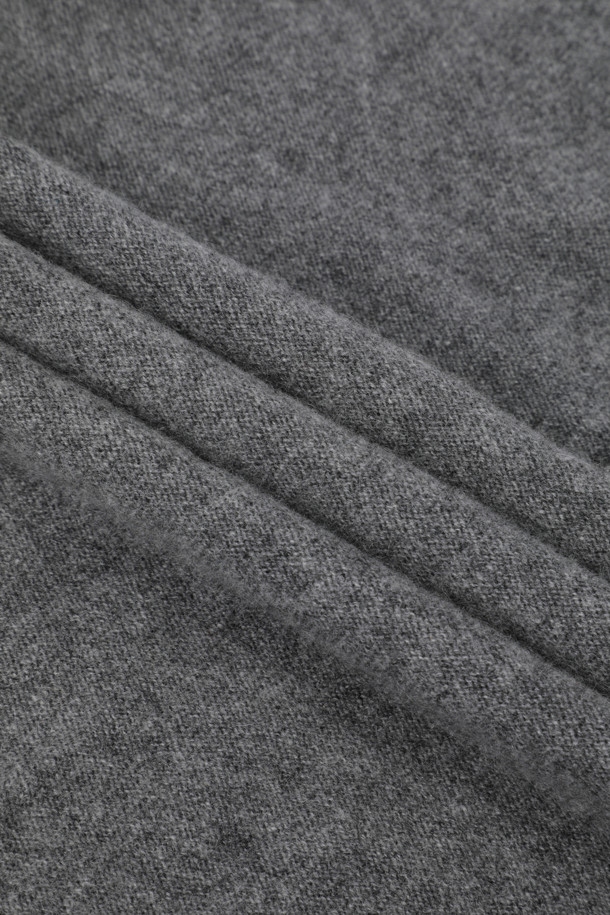 몽골산 캐시미어 100% 소재의 캐시미어 와이드 숄 (그레이)입니다. 가을, 겨울 시즌에 어울리는 부드러운 촉감과 얇은 두께로 제작되어, 가볍게 걸치기 좋습니다. 베이직하고 클래식한 디자인으로 여행룩, 휴가룩과 미니멀한 스타일을 연출하기 좋습니다. 70cm x 200cm의 넉넉한 사이즈로 담요, 숄, 머플러 등 다용도로 활용 가능하며, 휴대성이 뛰어나 실용적입니다.
