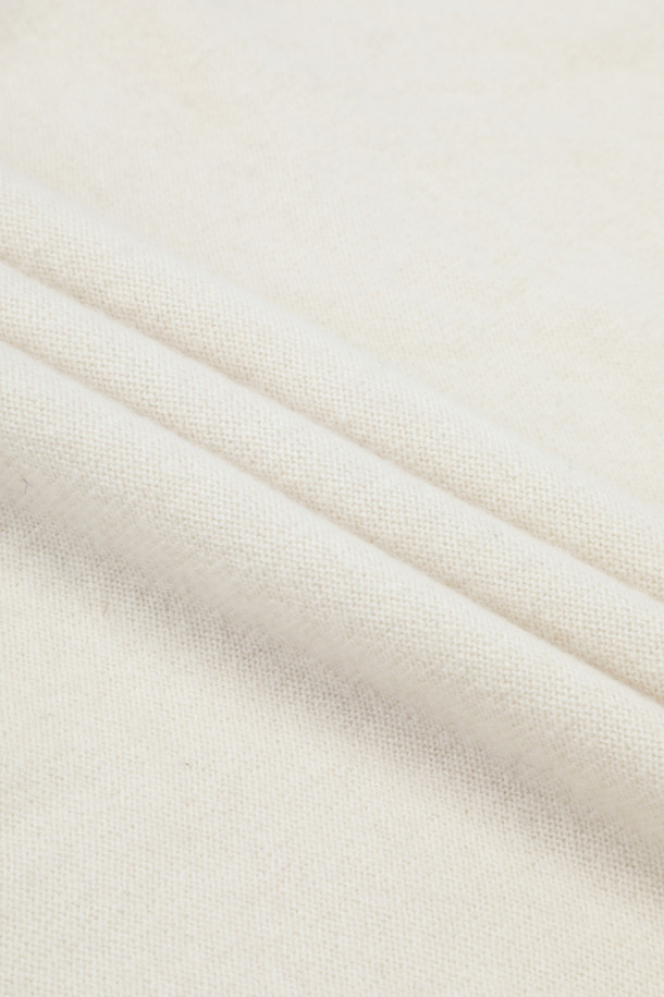 아이보리 컬러의 캐시미어 와이드 숄입니다. 몽골산 캐시미어 100%로 제작되어 부드러운 촉감과 얇지만 뛰어난 보온성을 자랑합니다. 가을, 겨울철 일상룩과 여행룩에 클래식하고 미니멀한 스타일을 더해줍니다. 넓은 폭으로 담요, 숄, 머플러 등 다용도로 활용 가능하며, 가벼운 무게감과 휴대성이 뛰어나 실용적입니다. 민감한 피부에도 자극 없이 편안하게 착용할 수 있습니다.
