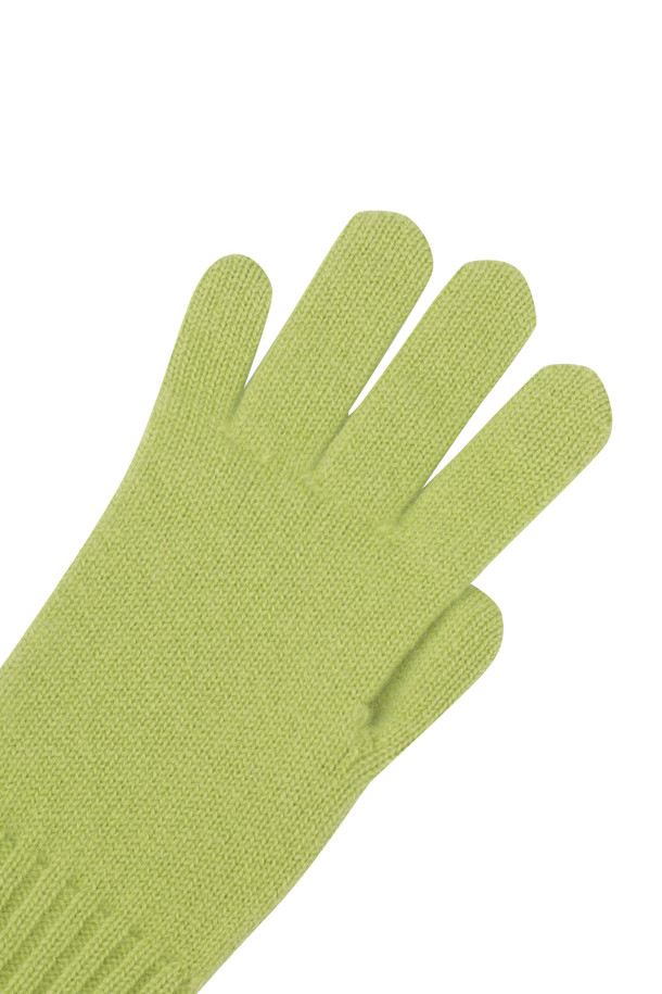 몽골산 캐시미어 100% 소재의 베이직 장갑입니다. 부드러운 촉감과 얇은 두께로 가을, 겨울철 일상에서 착용하기 좋습니다. 연그린 컬러에 무지 디자인으로 어떤 스타일에도 잘 어울리며, 팔목 위 길이와 손목 립조직으로 안정적인 착용감을 제공합니다. 검지 핑거홀이 있어 스마트폰 터치도 가능하며, 보온성을 더해줍니다. 클래식, 미니멀, 캐주얼 등 다양한 스타일에 매치하여 따뜻하고 세련된 스타일을 연출해보세요.
