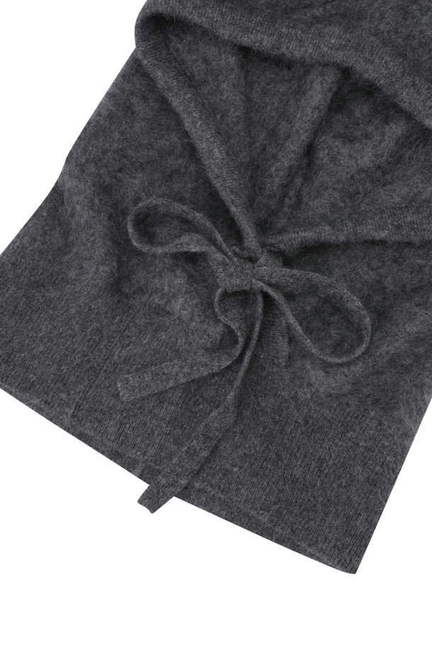 Hairy 캐시미어 바라클라바 (다크 그레이)는 겨울과 가을, 포근함과 스타일을 동시에 원하는 당신을 위한 아이템입니다. 부드러운 캐시미어 소재와 브러싱 처리로 풍성한 텍스처를 선사하며, 두꺼운 두께감으로 뛰어난 보온성을 자랑합니다. 딥한 다크 그레이 컬러와 무지 디자인은 클래식, 미니멀, 캐주얼 등 어떤 스타일에도 자연스럽게 어울립니다. 스트링 디테일로 사이즈 조절이 용이하며, 넥워머로도 활용 가능하여 실용성을 더했습니다. 쌀쌀한 날씨, 데일리룩, 산책룩, 여행룩에 따뜻함과 세련됨을 더해보세요.
