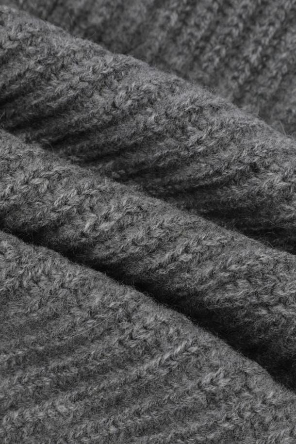 캐시미어 바라클라바 (그레이)는 몽골산 캐시미어 100% 소재로 제작되어 부드러운 촉감과 뛰어난 보온성을 제공합니다. 겨울철 일상에서 착용하기 좋으며, 미니멀, 클래식, 캐주얼 스타일 모두 소화 가능합니다. 얇은 두께감과 가벼운 무게로 휴대성이 뛰어나며 머플러 스타일로도 연출할 수 있습니다. 이마를 충분히 덮는 후드 크기로 한겨울 추위에도 포근함을 선사합니다. 립조직 짜임으로 은은한 멋을 더한 바라클라바입니다.
