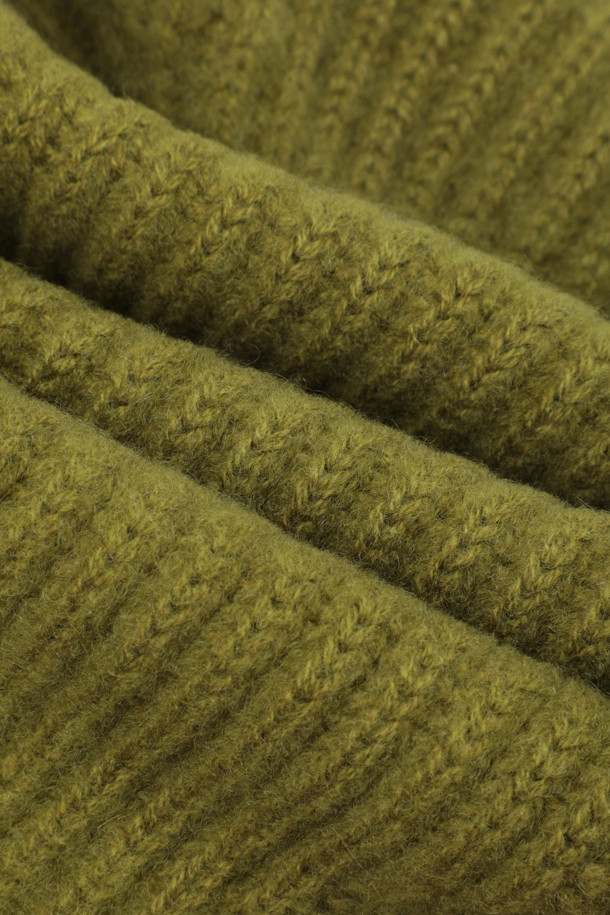 캐시미어 바라클라바 (올리브)는 겨울철 추위로부터 당신을 따뜻하게 보호해 줄 필수 아이템입니다. 부드러운 캐시미어 소재와 깊은 모자 깊이, 두꺼운 두께감으로 뛰어난 보온성을 제공하며, 립조직 편직으로 고급스러운 질감을 더했습니다. 머플러처럼 연출하여 다양한 스타일을 연출할 수 있으며, 이마를 가리는 후드 디자인으로 더욱 포근한 착용감을 선사합니다. 무지 디자인에 올리브 컬러로 어떤 스타일에도 쉽게 매치할 수 있으며, 가볍고 휴대성이 높아 겨울철 데일리 아이템으로 손색없습니다.
