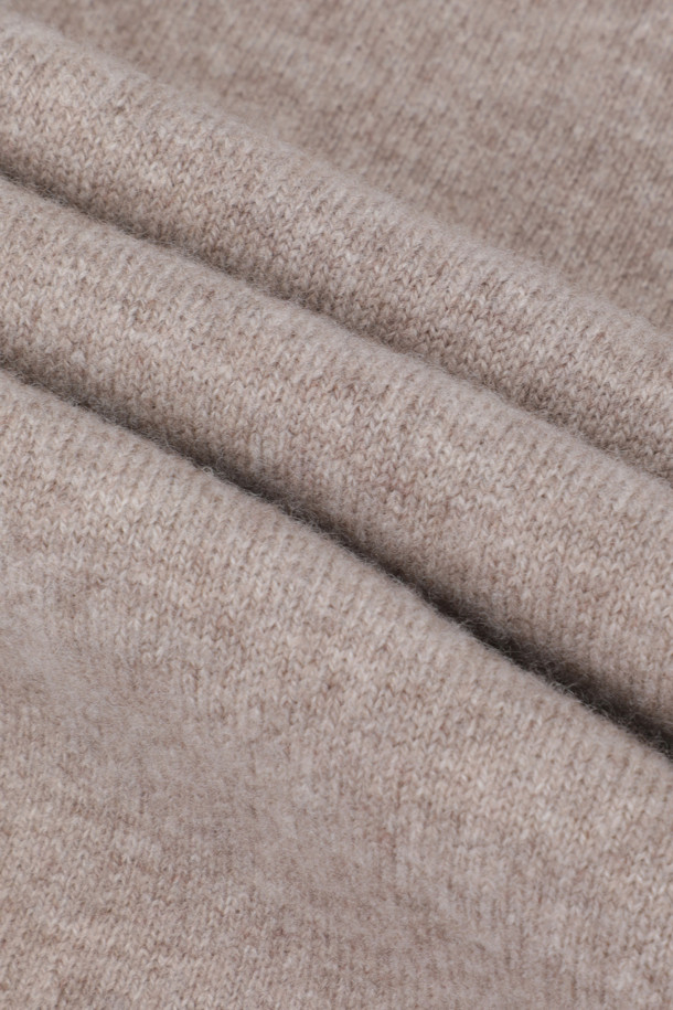 따뜻하고 포근한 분위기를 연출하는 후드 케이프 (브라운)입니다. 양모와 캐시미어 혼방의 부드러운 촉감과 두꺼운 두께감으로 가을, 겨울철 따뜻하게 몸을 감싸줍니다. 이중직 소재와 톤온톤 배색, 숄더라인 케이프 디자인이 모던하면서도 우아한 스타일을 완성합니다. 모임룩, 출근룩 등 다양한 TPO에 활용 가능하며, 클래식, 미니멀, 시크한 스타일을 연출하기 좋습니다. 깊은 모자 깊이의 후드로 보온성을 더했습니다.
