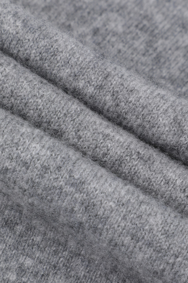 다크 그레이 후드 케이프는 여성스러운 매력을 더하는 아우터입니다. 양모와 캐시미어 혼방 소재로 제작되어 부드러운 촉감과 뛰어난 보온성을 자랑하며, 롱 기장에 루즈핏으로 편안하게 착용 가능합니다. 후드 디자인과 숄더 케이프 디테일이 돋보이며, 오픈 방식으로 간편하게 스타일링할 수 있습니다. 가을, 겨울철 출근룩 또는 모임룩에 클래식하면서도 모던한 스타일을 연출해보세요. 
