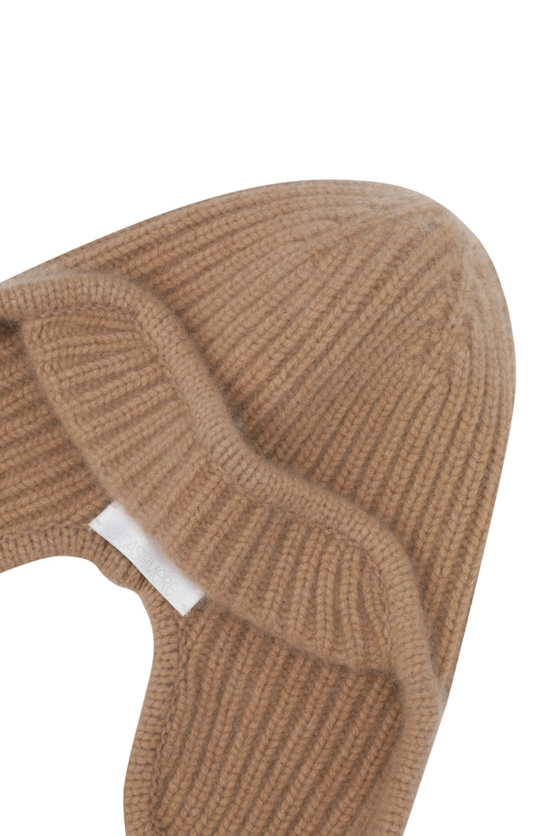 캐시미어 이어플랩 (카멜)은 부드러운 촉감의 몽골산 캐시미어 100%로 제작되어 뛰어난 보온성을 자랑하는 겨울철 필수 아이템입니다. 볼드한 골지 짜임과 턱선까지 내려오는 디자인으로 클래식, 미니멀, 캐주얼 등 다양한 스타일 연출에 용이합니다. 앞부분 접힘 디테일과 귀를 덮는 깊이로 디자인되어 따뜻함과 스타일을 동시에 잡았습니다. 차분하고 세련된 카멜 컬러는 어떤 룩에도 자연스럽게 어울립니다. 추운 겨울, 캐시미어 이어플랩 (카멜)으로 따뜻하고 멋스럽게 스타일을 완성하세요.
