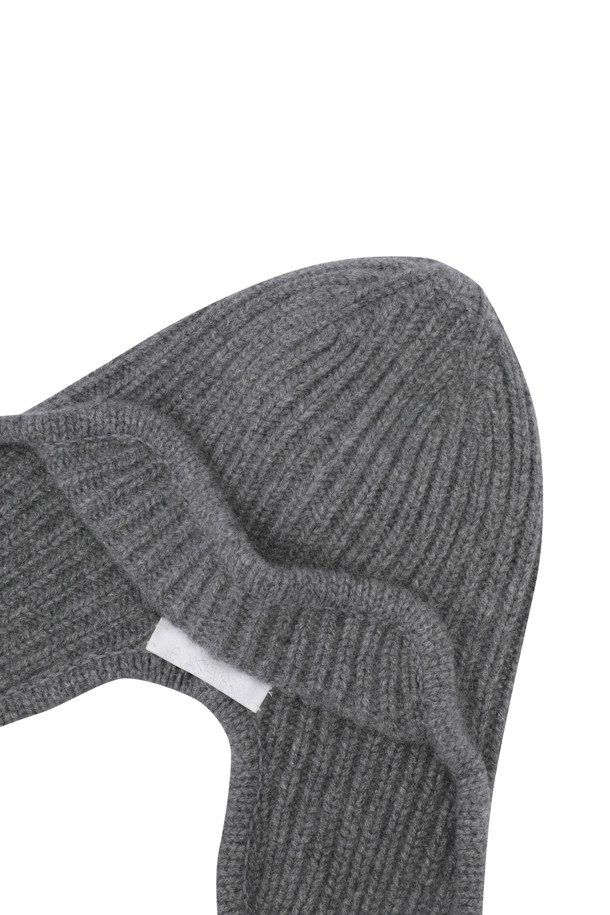 캐시미어 이어플랩 (그레이)는 부드러운 촉감과 두꺼운 두께로 따뜻함을 선사하는 겨울철 필수 아이템입니다. 귀를 완전히 덮는 디자인과 턱선까지 내려오는 길이로 보온성을 극대화하며, 앞부분 접힘 디테일이 돋보입니다. 골지 패턴과 스트링 장식이 클래식하면서도 미니멀한 스타일을 연출하여 다양한 캐주얼 룩에 매치하기 좋습니다. 공용으로 착용 가능한 디자인으로, 추운 날씨에도 스타일리시함을 잃지 않도록 도와줍니다.
