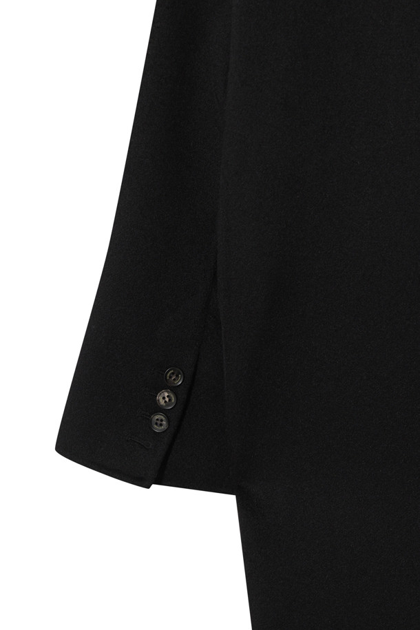 캐시미어 핸드메이드 코트 (블랙)는 가을과 겨울, 당신의 스타일을 완성해 줄 여성용 아우터입니다. 부드러운 촉감과 고급스러운 광택이 돋보이는 캐시미어 소재로 제작되었으며, 보온성이 뛰어나 추운 날씨에도 따뜻하게 착용할 수 있습니다. 베이직하고 클래식한 디자인으로 출근룩, 오피스룩, 모임룩 등 다양한 TPO에 활용 가능하며, 싱글 버튼 여밈과 레귤러핏으로 세련된 실루엣을 연출합니다. 카라와 포켓 디테일이 돋보이며, 내구성이 뛰어나 오랫동안 변함없이 즐겨 입을 수 있습니다.
