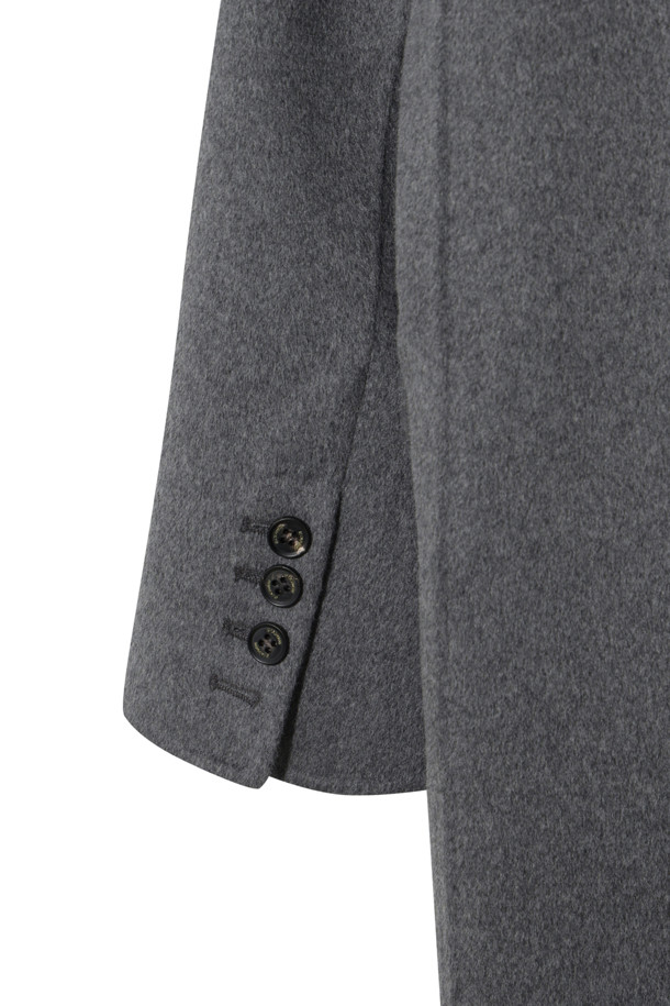 캐시미어 핸드메이드 코트 (그레이)는 가을과 겨울, 일상에서 세련된 스타일을 연출하는 여성용 코트입니다. 부드러운 촉감의 캐시미어 소재로 제작되어 고급스러운 외관과 가벼운 착용감, 뛰어난 보온성을 자랑합니다. 레귤러 핏에 싱글 버튼 여밈 방식, 무지 디자인으로 미니멀하고 베이직한 스타일을 완성합니다. 오피스룩, 출근룩, 모임룩 등 다양한 TPO에 활용 가능하며, 클래식, 미니멀, 시크한 무드를 연출합니다. 포켓과 카라 디테일이 돋보이는 핸드메이드 코트로, 당신의 겨울 스타일을 더욱 돋보이게 해 줄 것입니다.
