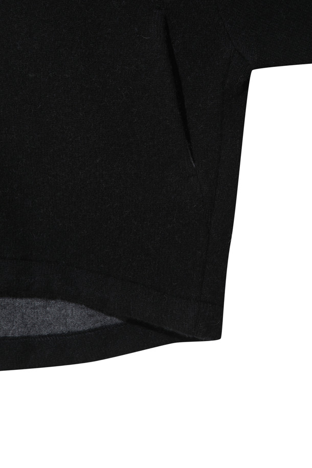 블랙 컬러의 더블페이스 재킷으로, 가을과 겨울 시즌에 당신의 스타일을 완성해 줄 여성용 아우터입니다. 울과 캐시미어 혼방 소재로 제작되어 부드러운 촉감과 뛰어난 보온성을 제공하며, 두꺼운 두께감으로 포근하게 착용할 수 있습니다. 미니멀하고 베이직한 디자인으로 출근룩, 모임룩 등 다양한 TPO에 활용 가능하며, 오버핏 실루엣과 큼직한 후드, 밑단 스토퍼, 동그란 소매 라인이 특징입니다. 집업과 스냅 버튼 여밈 방식으로 편안하게 착용할 수 있으며, 크롭 기장으로 세련된 스타일을 연출합니다.
