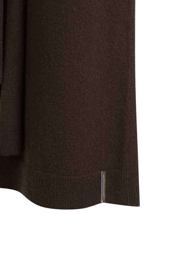몽골산 캐시미어 100% 소재의 Tie-waist 스커트(브라운)입니다. H라인 핏으로 미니멀하고 클래식한 분위기를 연출하며, 부드러운 촉감과 두꺼운 두께로 겨울철에도 따뜻하게 착용할 수 있습니다. 랩 스타일의 디자인에 스카프 패널과 매듭 디테일이 더해져 세련된 포인트를 줍니다. 뒷트임이 있어 활동성을 높였으며, 오피스룩, 모임룩, 데이트룩 등 다양한 TPO에 활용 가능합니다. 시크한 스타일을 선호하는 여성분들께 추천합니다.
