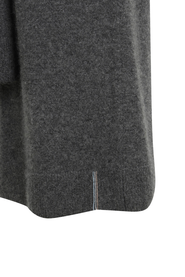 캐시미어 소재의 타이 웨이스트 스커트 (그레이)입니다. 부드러운 촉감과 보온성을 갖춘 두꺼운 두께로 겨울철에도 따뜻하게 착용할 수 있습니다. H라인 핏에 무지 패턴으로 미니멀하고 베이직한 스타일을 연출하며, 스카프 패널과 매듭 디테일이 포인트입니다. 뒷트임으로 활동성을 더했으며, 출근룩, 오피스룩, 모임룩 등 다양한 TPO에 클래식, 미니멀, 시크한 분위기를 더해줍니다. 레귤러핏으로 편안하게 착용 가능합니다.
