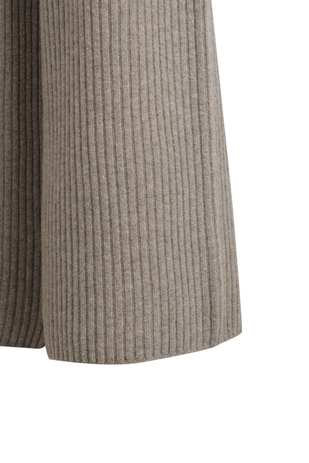 캐시미어와 울 혼방 소재로 부드러운 촉감이 돋보이는 "청키 와이드 팬츠" 베이지 컬러입니다. 탄탄한 골지 짜임과 루즈핏으로 편안하면서도 고급스러운 실루엣을 연출합니다. 와이드 핏에 두꺼운 두께감으로 가을, 겨울 시즌 따뜻하게 착용할 수 있으며, 밴딩 처리로 체형에 구애 없이 편안하게 즐길 수 있습니다. 데일리룩, 집콕룩, 라운지웨어 등 다양한 TPO에 활용 가능하며, 클래식, 미니멀, 캐주얼 스타일 모두 소화 가능한 베이직 아이템입니다.
