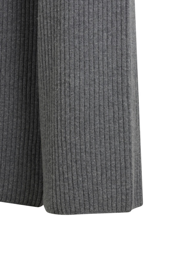 Chunky Wide Pants (Grey)는 부드러운 촉감의 울 캐시미어 혼방 소재로 제작되어 가을과 겨울, 데일리 및 라운지웨어로 활용하기 좋은 여성용 니트 팬츠입니다. 톤 다운된 그레이 컬러의 무지 디자인으로 베이직하고 캐주얼한 스타일을 연출하며, 넉넉한 루즈핏 와이드 실루엣이 특징입니다. 밀도 있는 짜임과 탄탄한 편직으로 두꺼운 두께감을 자랑하며, 집콕룩이나 겨울 데일리룩에 편안함과 스타일을 더합니다. 청키 스웨터와 셋업으로 착용하여 더욱 완성도 높은 룩을 연출할 수 있습니다. 밴딩 처리로 편안한 착용감을 제공합니다.
