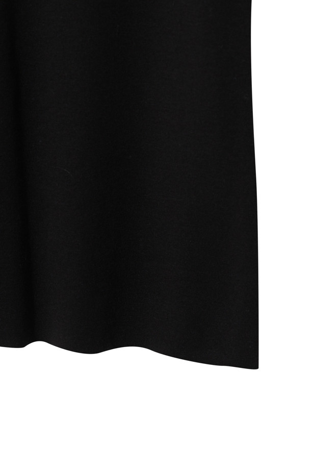 [Re-order] 베이스 레이어 라운드 (블랙)는 사계절 활용 가능한 공용 베이스 레이어입니다. 슬림핏으로 제작되었으며, 라운드넥과 긴소매 디자인으로 일상, 출근룩, 미니멀, 클래식, 캐주얼 스타일 모두에 잘 어울립니다. 라이오셀, 울, 폴리우레탄 혼방 소재로 제작되어 얇지만 보온 및 신축성을 제공하며, 부드러운 촉감을 자랑합니다. 레이어드하여 다양한 스타일 연출이 가능하며, 무지 디자인으로 어떤 옷에도 쉽게 매치할 수 있습니다.
