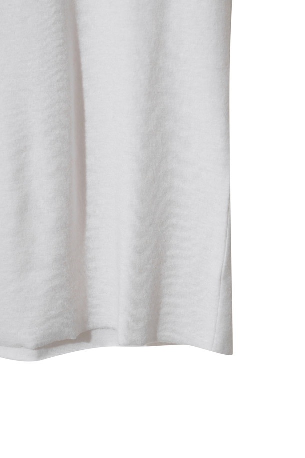 [Re-order] 베이스 레이어 라운드 (화이트)는 미니멀하고 클래식한 스타일을 추구하는 분들을 위한 사계절용 베이스 레이어입니다. 라이오셀, 울, 폴리우레탄 혼방 소재로 제작되어 부드러운 촉감과 슬림핏을 제공하며, 보온성과 신축성이 뛰어납니다. 라운드넥, 긴소매 디자인에 얇은 두께로 제작되어 레이어드하여 다양한 스타일을 연출할 수 있습니다. 무지 디자인의 화이트 컬러로 어떤 옷에도 매치하기 용이하며, 일상에서 편안하게 착용하기 좋습니다.
