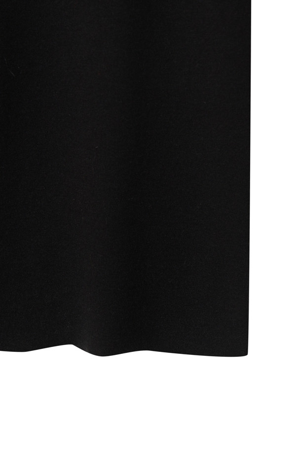 [Re-order] 베이스 레이어 터틀넥 (블랙)은 부드러운 촉감과 보온성을 갖춘 여성용 터틀넥입니다. 라이오셀, 울, 폴리우레탄 혼방 소재로 제작되어 얇지만 따뜻하게 착용할 수 있습니다. 베이직한 스타일과 레귤러 핏으로 어떤 옷에도 레이어드하기 좋으며, 겨울철 데일리룩에 활용하기 좋습니다. 블랙 컬러의 무지 디자인으로 미니멀하고 클래식한 분위기를 연출합니다. 긴 소매 기장의 터틀넥으로, 추운 날씨에도 따뜻하고 편안하게 스타일을 완성할 수 있습니다.
